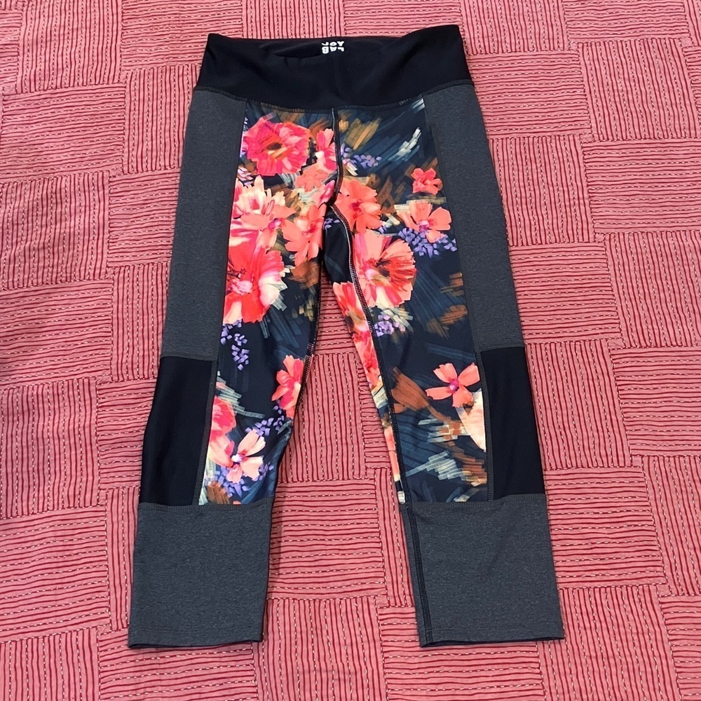 Women’s size small exercise capri leggings Joy Lab